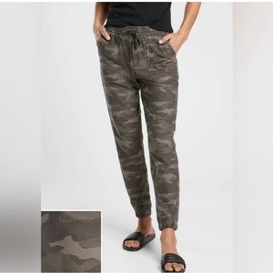 Athleta Camo Farallon Jogger size 8